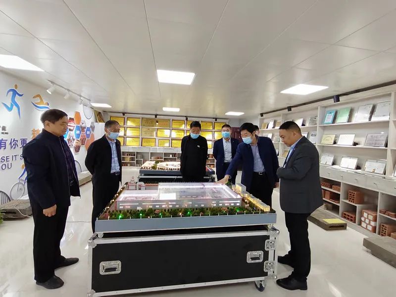 市委宣傳部副部長(zhǎng)賈忠順一行在縣紀(jì)委書記屠志遠(yuǎn)陪同下到亞新公司開展“萬(wàn)人助萬(wàn)企”企業(yè)發(fā)展調(diào)研